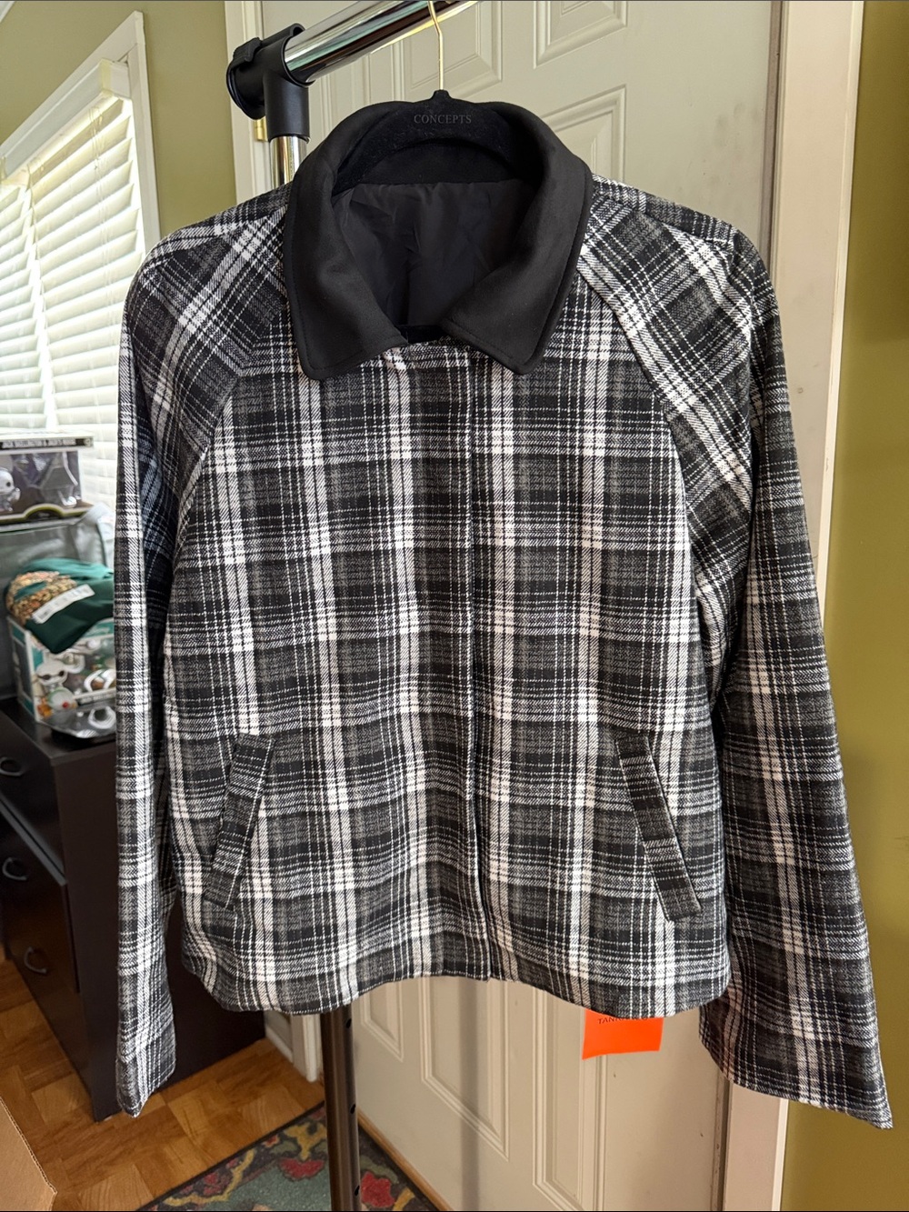 NWT Jacket Plaid Flannel Feel Exterior with Black Lining Size Medium Tankaneo